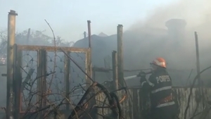 Incendiu puternic în Tulcea! Pompierii se luptă cu flăcările care au cuprins mai multe case