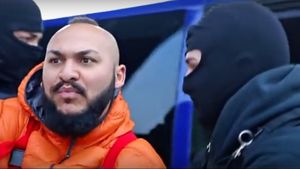În aşteptarea procesului în care e acuzat de proxenetism, Dani Mocanu face ravagii printre femei! Cine i-a picat în plasă manelistului