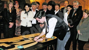 Omul-foarfeca face un costum in doua ore