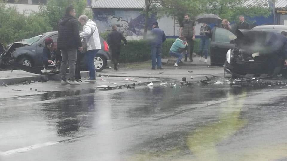 Accident rutier grav în Pitești. Patru autoturisme s-au ciocnit. Una dintre victime este încarcerată