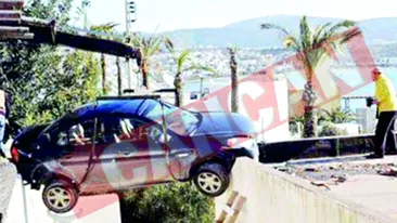 A ramas suspendata cu masina intre doua cladiri