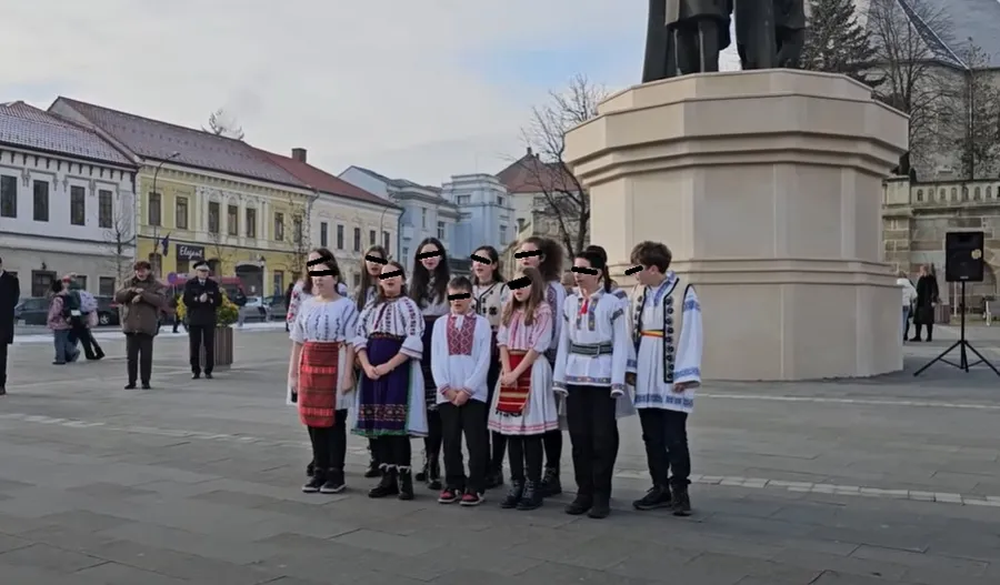 Copiii din Dej, îmbrăcați în costum național de ziua Unirii