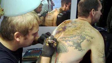 Asta da fan! Si-a tatuat povestea Titanicului pe spate
