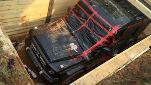 Au descoperit un Mercedes-Benz G-Class îngropat în pământ în Rusia. Ce s-a întâmplat după ce oamenii au verificat bolidul