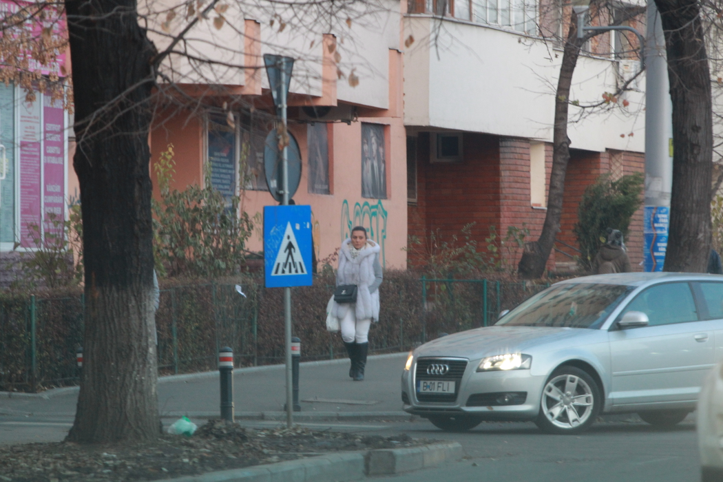 Bianca pleacă din magazin vizibil afectată