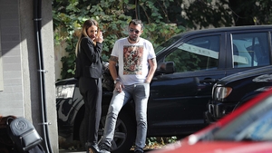 Imagini exclusive. A dispărut după dezvăluirile DNA, dar noi l-am găsit! Fostul ”ginere” al lui Băsescu, pufăială cu o sexy-funcţionară de la bancă!