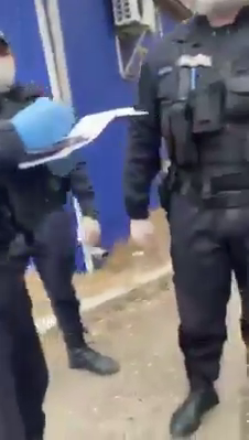 Scandal în plină stradă între un cetățean și jandarmi. “O să fie război! Ieșim cu topoarele pe stradă!” De unde a pornit conflictul