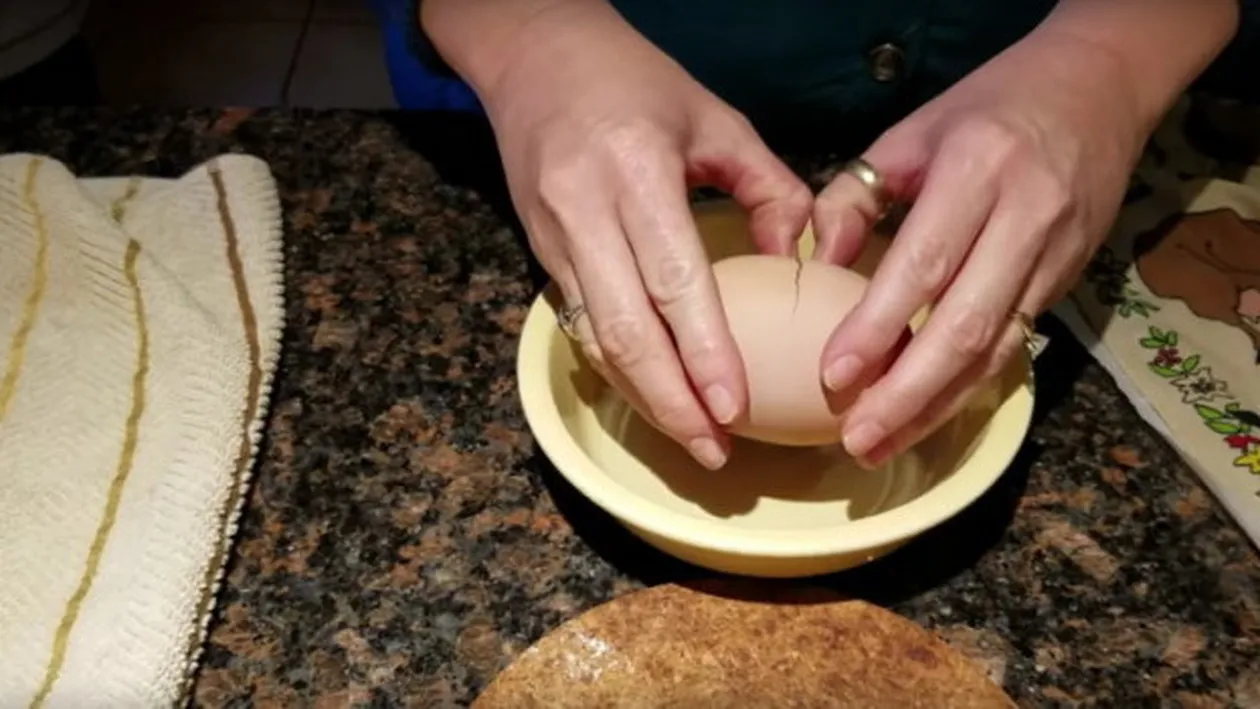 A găsit un ou uriaș și l-a spart! Ce a găsit înauntru l-a lăsat fără cuvinte VIDEO