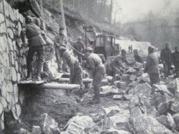 Ei sunt românii care au construit Transfăgărăşanul şi s-au întors la faţa locului după 40 de ani!