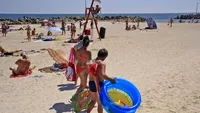 Turiştii de la Eforie Nord, fără grai! Cum a stat un bărbat la plajă e ceva... fără cuvinte. A făcut turul Europei această imagine