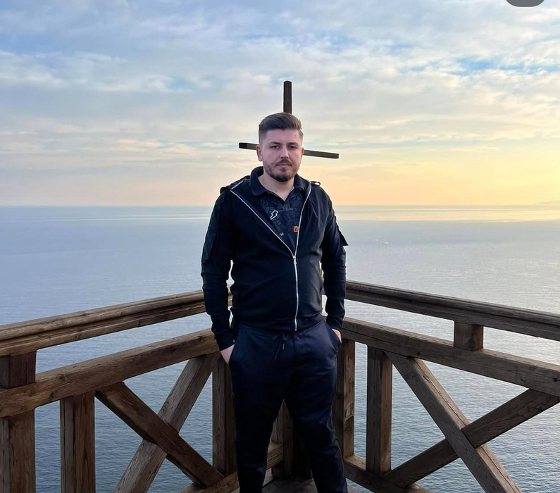 Îţi mai aduci aminte de Bogdan Olaru, beizadeaua care spunea că ”un Moet de 100 de euro e nimic”? Nu are loc de muncă, dar… Jonglează frumos între pelerinaje la Athos și fente de lux din contractele cu statul
