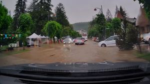 VIDEO | S-au rupt norii și a venit prăpădul peste turiștii din Sinaia. A fost nevoie doar de câteva minute ca orașul să fie inundat  