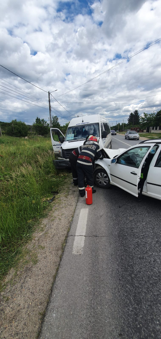Accident grav în Argeș! Un microbuz și un autoturism au intrat în coliziune. Trei persoane au ajuns la spital