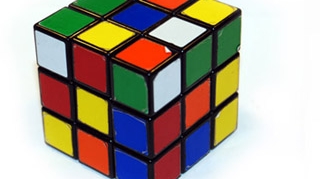 Cubul Rubik, rezolvat si cu ochii inchisi