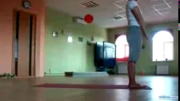 Dupa ce vezi clipul asta, o sa iti iei pisica! Mata din imagine isi maseaza stapana in timpul orei de yoga pe tot corpul!