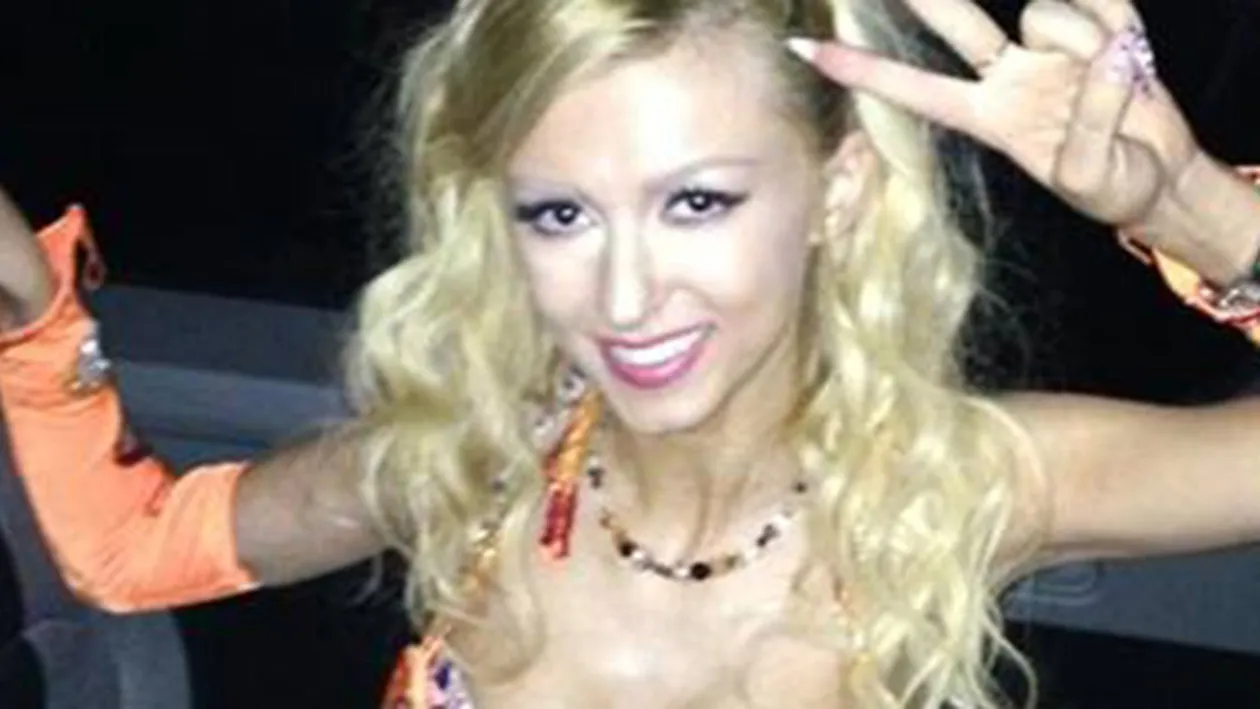 Andreea Balan si-a innebunit fanii cu acest decolteu! Sanii vedetei mai aveau putin si evadau din sutien