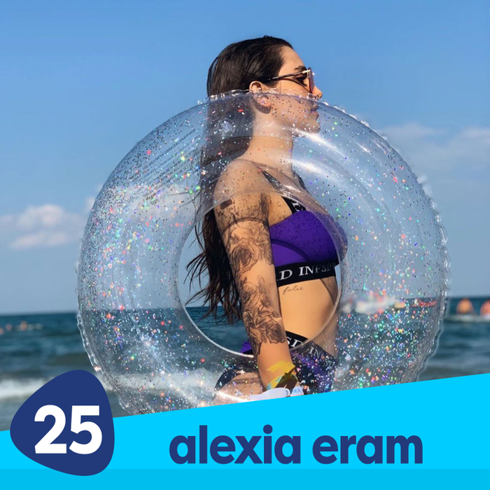 Alexia Eram, sexy și jucăușă pe plajă