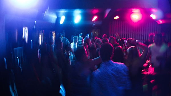 Scandal într-un club din Vaslui. Doi tineri sunt cercetați pentru distrugere după ce au aruncat cu pahare și...