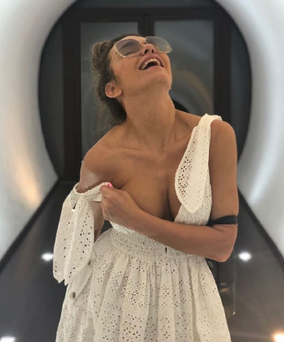 Vulgaritate maximă! Anna Lesko, fotografiată cu mâna în zonele intime