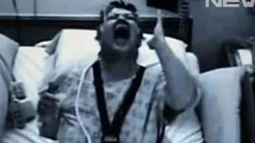 VIDEO O femeie din SUA nu-si poate opri mana stanga sa faca ce vrea!