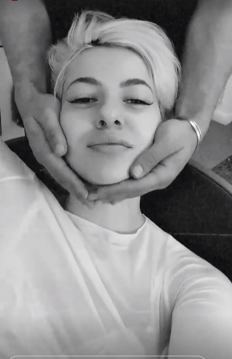 Lidia Buble, sărutată cu patos de un bărbat sexy într-un salon de înfrumusețare: “E cel mai frumos bărbat din lume” | VIDEO