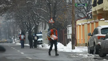 Si-a servit invitatii cu bautura si sarmalute aduse cu oala de acasa! Ovidiu Komornyik, petrecere in vremuri de criza!