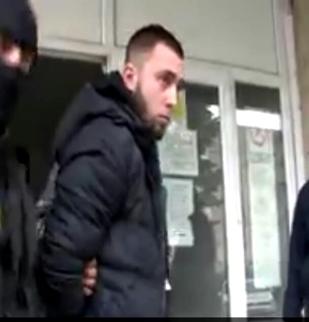 Vicenţiu, luat din nou pe sus, cu mascaţii