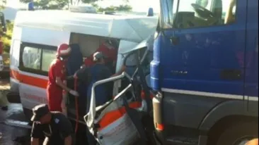 Accident îngrozitor în Vaslui! Un TIR a spulberat o ambulanță! Șoferul vinovat a fugit