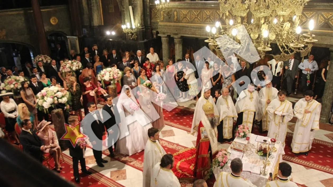 Primele imagini cu Elena Basescu mireasa! Presedintele Romaniei, coplesit de solemnitatea slujbei oficiate de 12 preoti! Basescu rezista greu emotiilor