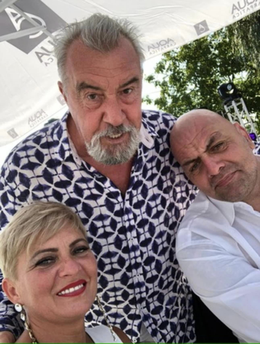 Costel Constantin, alături de fiul și nora sa, Cristina, într-o fotografie surprinsă la nunta celor doi foto: arhivă personală