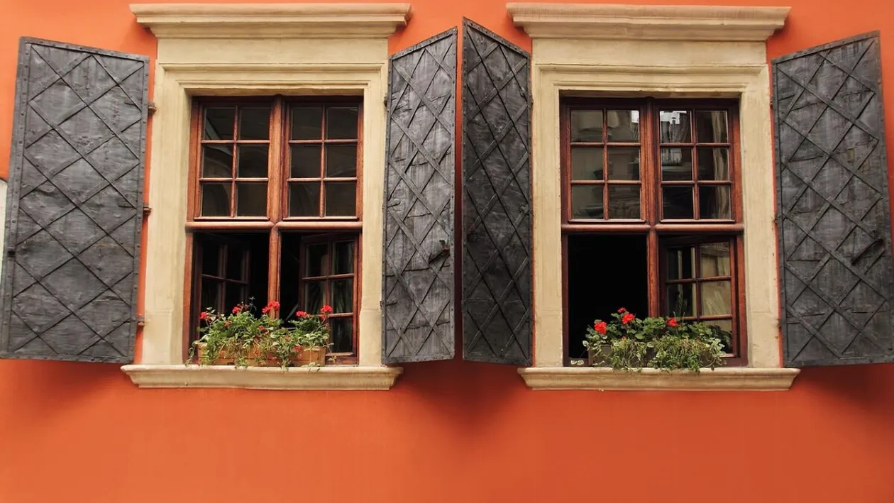 Geamul casei dă către curtea vecinului? Ce riscă cei care nu respectă distanța legală