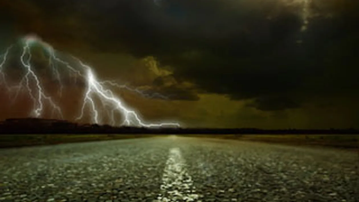 Atentie, vin ploile si vijelii in weekend! Cod galben, sambata vremea se va raci in toata tara