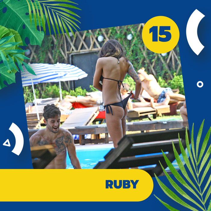 Top 40 de vedete puse în "dificultate" de bikini
