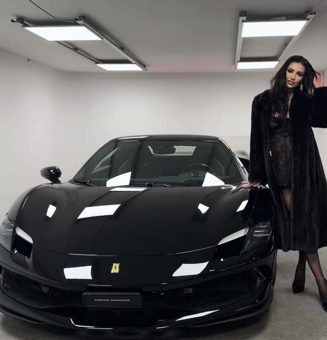 Andreea Sasu a primit un Ferrari de la Philipp Plein/ Sursa foto: Instagram