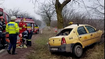 Accident teribil în Tulcea! Un taximetrist a intrat cu mașina în copac și a rămas încarcerat