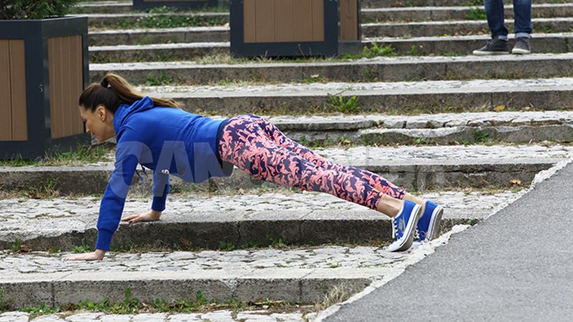 Zbenguială pe o alee retrasă, în parc. Ilinca Vandici a experimentat poziţii periculoase!