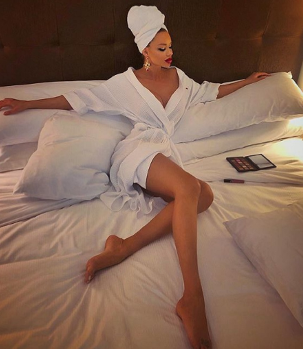 Bianca Drăgușanu, fotografiată ieșind din duș. Nu are haine pe ea