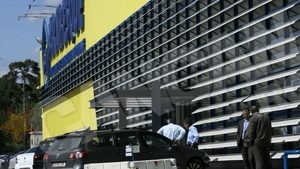 Acuzat de evaziune fiscală, ţine şedinţe în şoaptă, prin parcare.Cum se fereşte miliardarul Arabesque de ”urechea” DIICOT-ului!