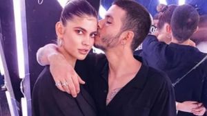 Trio amoros în showbiz! De la sărutul cu Aris, la întâlnire cu fostul. Laura Giurcanu a dat-o „dintr-unul în altul”