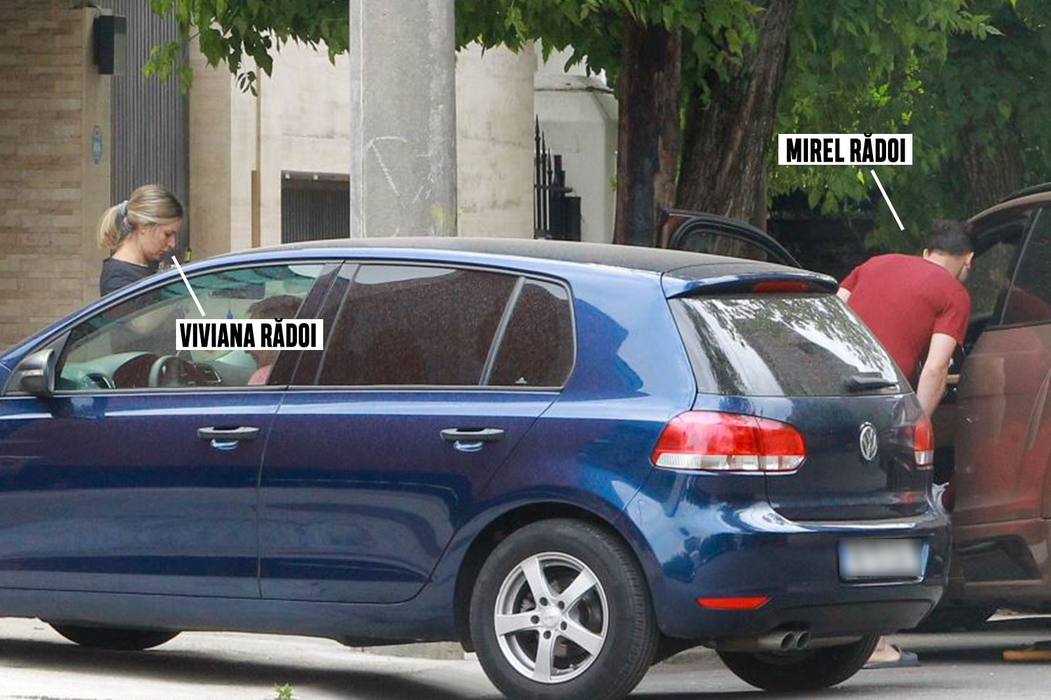 Mirel discută ceva cu amicul care, la final, pleacă din parcare cu Bentley-ul