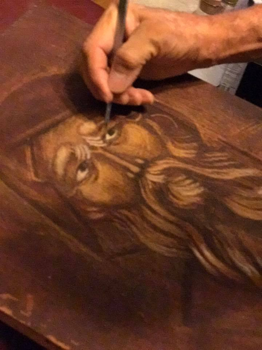 Gheorghe Visu pictează icoane