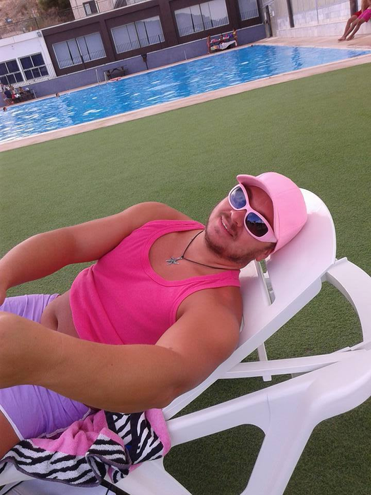 CRISTI DIN BANAT aşa cum nu l-ai mai văzut niciodată! Deşi s-a îmbrăcat în roz, a dat cărţile pe faţă: „Nu sunt gay…“