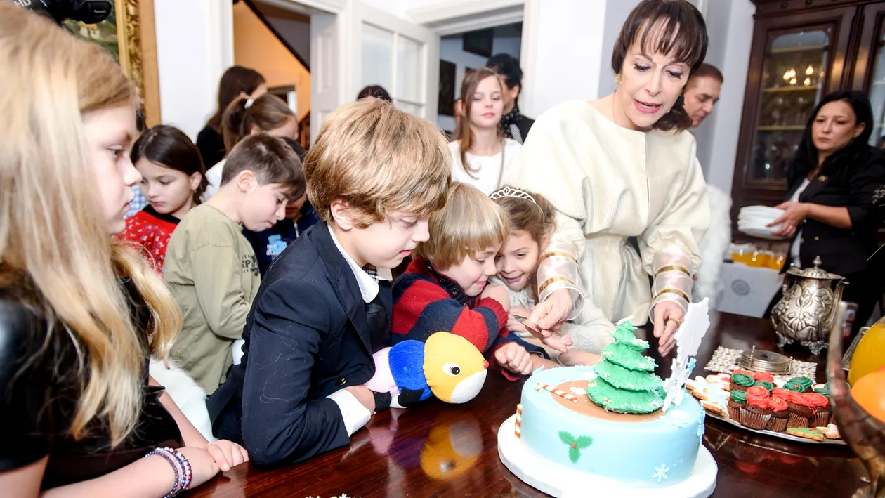 Copiii orfani, vizitati de Mos Nicolae acasa la Printul Paul si Printesa Lia