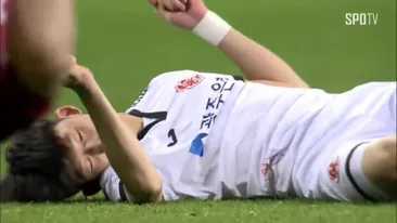 Accidentare horror la un meci de fotbal! A căzut în cap și a rămas inert! VIDEO