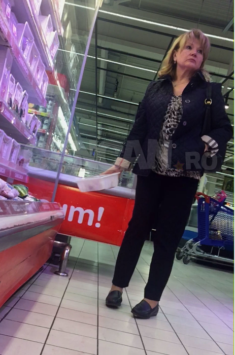 IMAGINI ÎN EXCLUSIVITATE! Prima Doamnă a României nu uită de nimeni: nici de soţ, dar nici de nepoţei şi nici de căţei! Ce a pus doamna Băsescu în căruciorul de cumpărături