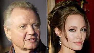 Angelina Jolie s-a întâlnit cu tatăl ei după ce şi-a extirpat sânii, dar nu i-a spus de operatie! Nu era deloc evident