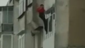 Bărbatul care și-a aruncat tatăl de la etajul 3, prins! Cum a fost găsit, dar și ce motiv a avut să fie la un pas să omoare părintele