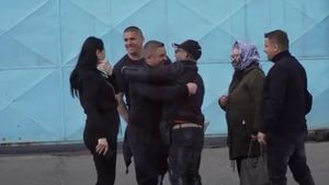 Frații Corduneanu, spectacol în fața Penitenciarului Iași. “Regele” Bogdan a ieșit din pușcărie! / FOTO