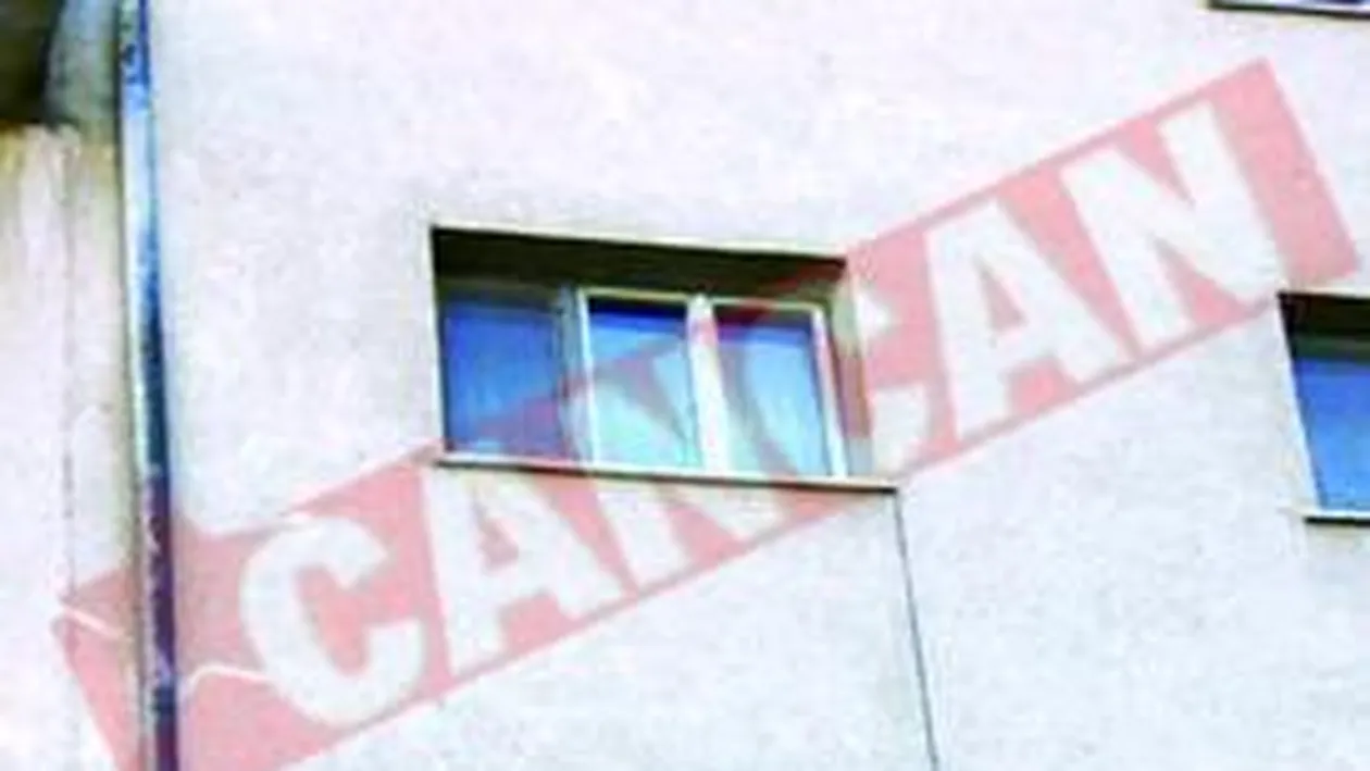 Si-a aruncat bebelusul de la etajul trei