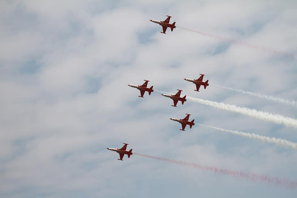 Mii de oameni sunt prezenți la show-ul aerian oferit la BIAS 2018
